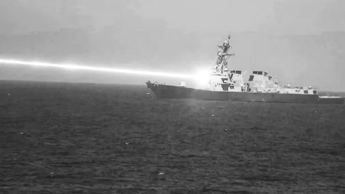 Tàu USS Preble khai hỏa vũ khí laser HELIOS. Ảnh: Bộ Quốc phòng Mỹ