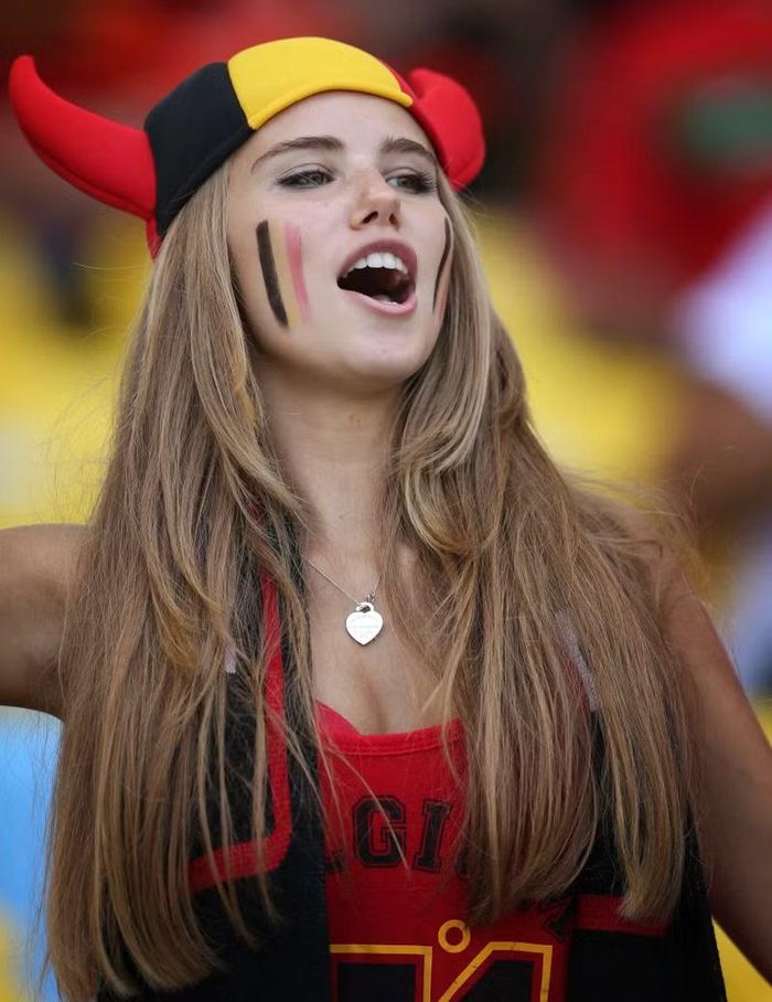 Axelle từng được xem là một trong những nữ cổ động viên nổi bật nhất World Cup 2014. Tuy nhiên, sự chú ý quá lớn cũng khiến các bài đăng cũ trên mạng xã hội của cô nhanh chóng bị công chúng soi xét.