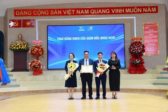 Nhà trường nhận bằng khen của Giám đốc Đại học Quốc gia TPHCM.