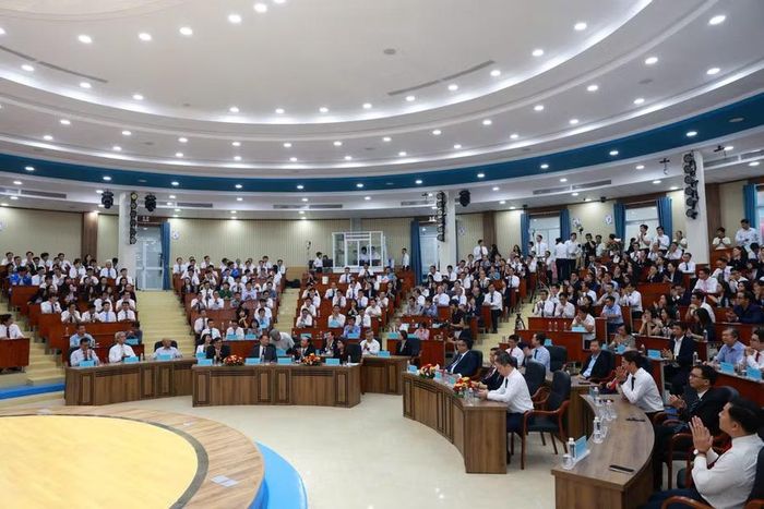 Toàn cảnh buổi lễ kỷ niệm 20 năm thành lập trường.