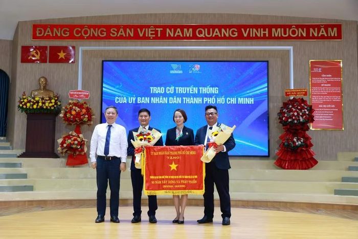 Trường Đại học Công nghệ Thông tin đã đón nhận Cờ truyền thống do UBND TPHCM trao tặng