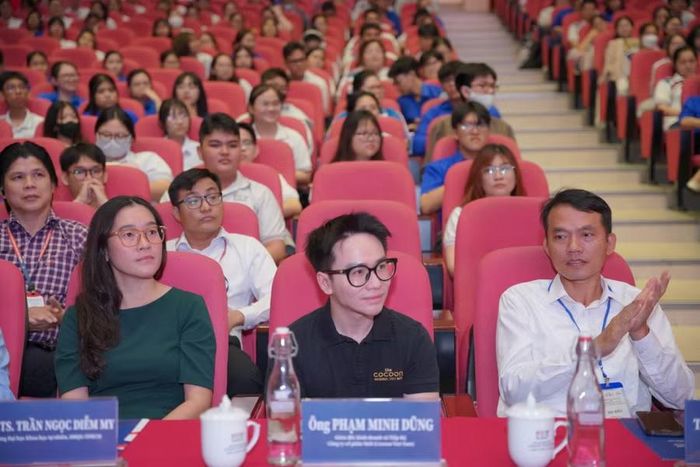 Đông đảo chuyên gia, sinh viên, giảng viên tham dự hội thảo. Ảnh: HCMUE.