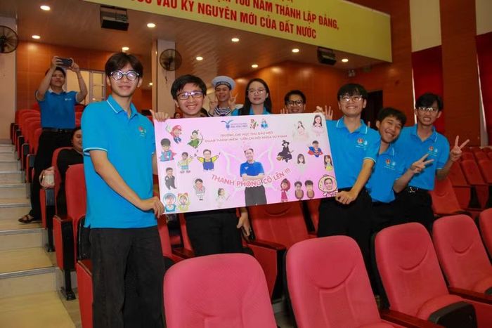 Cổ động viên cho các thí sinh. Ảnh: HCMUE.