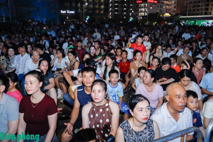 Đông đảo người dân địa phương theo dõi chương trình. Ảnh: Viết Lam