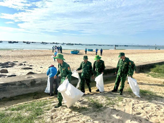 Cán bộ, chiến sĩ Đồn Biên phòng Tuy Hòa, Bộ đội Biên phòng tỉnh Đắk Lắk tham gia hoạt động thu gom rác, bảo vệ môi trường biển. Ảnh: Ngọc Lân