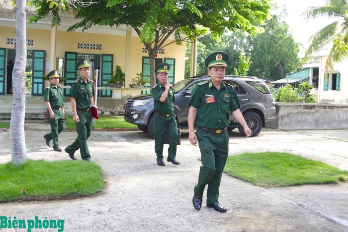 Thiếu tướng Nguyễn Văn Thiện, Phó Tư lệnh Bộ đội Biên phòng trực tiếp kiểm tra công tác xây dựng đơn vị chính quy. Ảnh: Lê Khoa