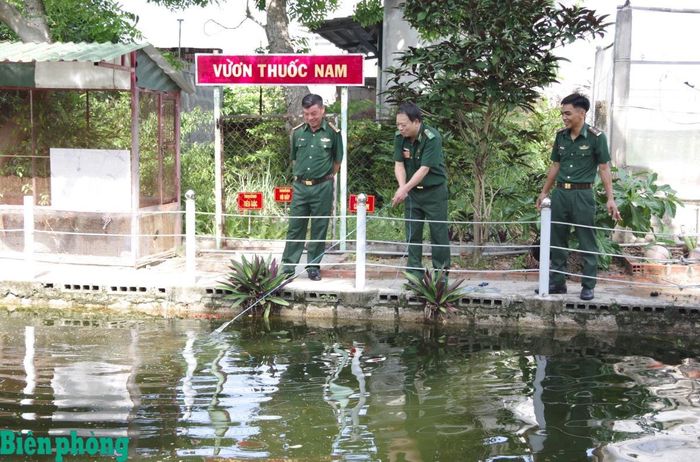 Thiếu tướng Nguyễn Văn Thiện tham quan ao nuôi cá của Đồn Biên phòng Mũi Né. Ảnh: Lê Khoa