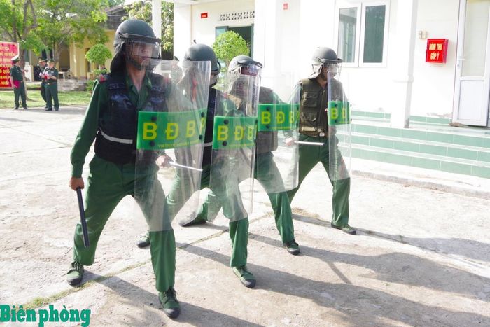 Chiến sĩ Đồn Biên phòng Mũi Né thực hiện hành động trong xử lý tình huống. Ảnh: Lê Khoa