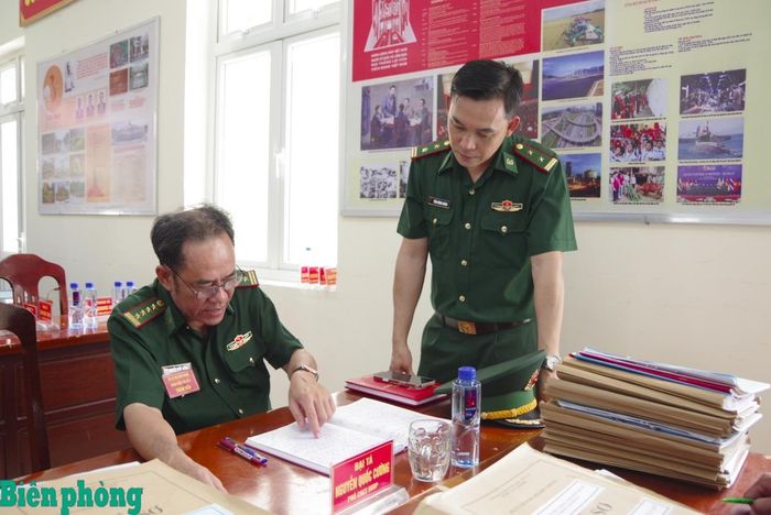 Đại tá Nguyễn Quốc Cường, Phó Chủ nhiệm Chính trị Bộ đội Biên phòng kiểm tra nội dung công tác Đảng, công tác chính trị tại Đồn Biên phòng Thanh Hải. Ảnh: Lê Khoa