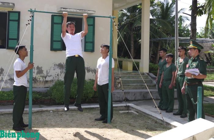 Kiểm tra thể lực cán bộ, chiến sĩ Đồn Biên phòng Mũi Né. Ảnh: Lê Khoa
