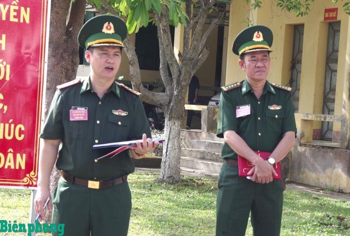 Thành viên đoàn kiểm tra quan sát hành động của chỉ huy đơn vị và cán bộ, chiến sĩ xử lý tình huống. Ảnh: Lê Khoa