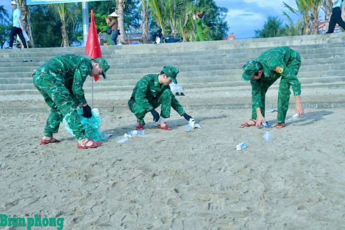 Cán bộ, chiến sĩ Đồn Biên phòng cửa khẩu cảng Cửa Lò - Bến Thủy hưởng ứng làm sạch biển. Ảnh: Viết Lam
