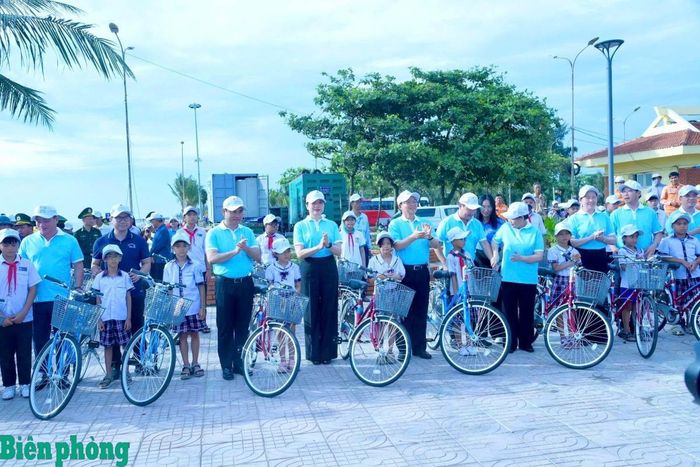 Đại diện Ban tổ chức chương trình tặng quà cho con em gia đình ngư dân. Ảnh: Viết Lam