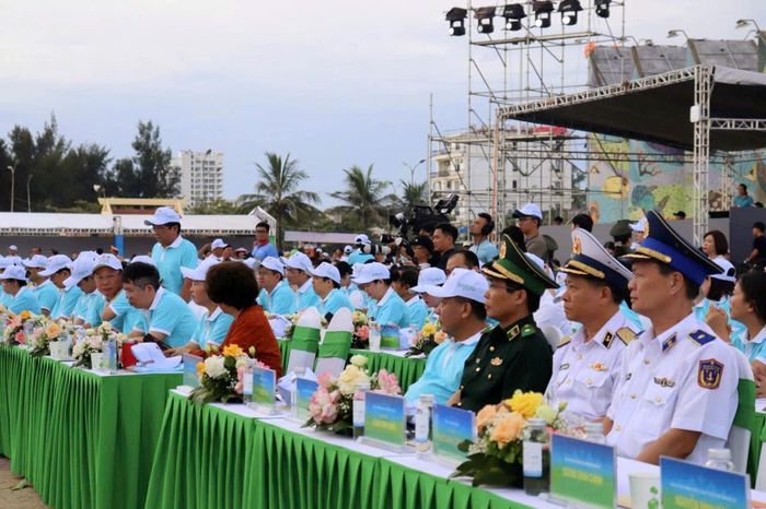 Đại biểu các bộ, ngành, đơn vị lực lượng vũ trang dự buổi lễ. Ảnh: Viết Lam