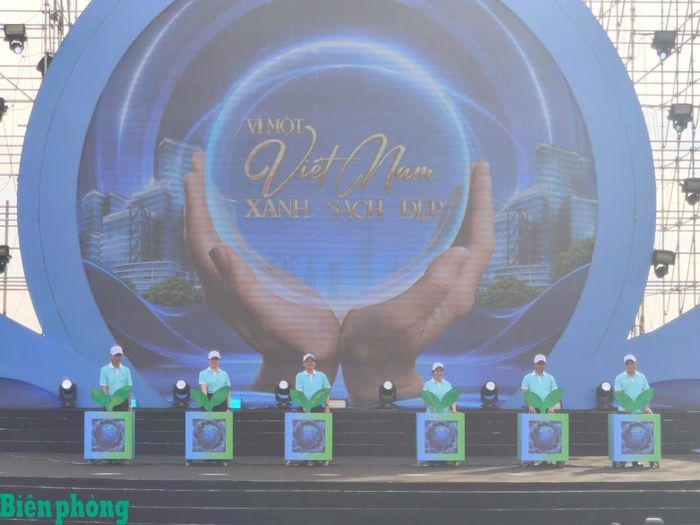 Đại biểu tham gia phát động hưởng ứng bảo vệ môi trường. Ảnh: Viết Lam