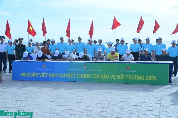 Ngư dân ký cam kết chung tay bảo vệ môi trường biển. Ảnh: Viết Lam
