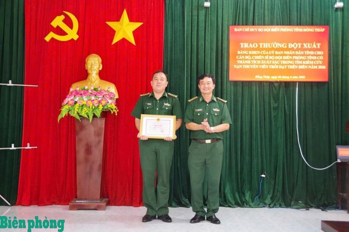 Đại tá Nguyễn Quốc Thanh trao Bằng khen của Chủ tịch Ủy ban nhân dân tỉnh Đồng Tháp cho tập thể Hải đội Biên phòng 2. Ảnh: Sĩ Đan