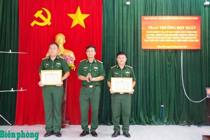 Đại tá Nguyễn Quốc Thanh trao Giấy khen của Ban Chỉ huy Bộ đội Biên phòng tỉnh Đồng Tháp cho 2 cá nhân. Ảnh: Sĩ Đan
