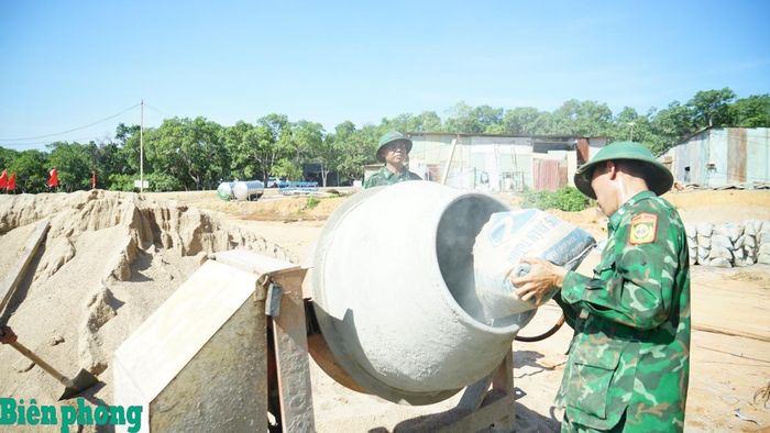 Hình ảnh người lính Biên phòng đẫm mồ hôi, hăng say lao động giữa công trường đã góp phần tô thắm phẩm chất “Bộ đội Cụ Hồ” trong lòng nhân dân. Ảnh: Hòa Bình