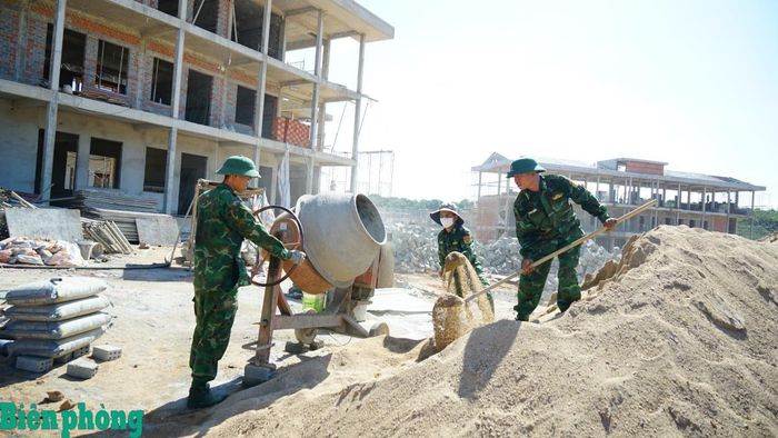 Cán bộ, chiến sĩ Bộ đội Biên phòng tỉnh Gia Lai hỗ trợ xây dựng trường phổ thông nội trú liên cấp tiểu học và trung học cơ sở tại khu vực biên giới. Ảnh: Hòa Bình