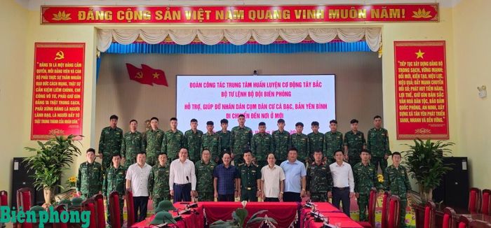 Đại diện cấp ủy, chính quyền địa phương ghi nhận, biểu dương những đóng góp của cán bộ, chiến sĩ Trung tâm Huấn luyện - Cơ động Tây Bắc trong đợt giúp dân di dời nhà cửa, tài sản. Ảnh: Nghĩa Hà