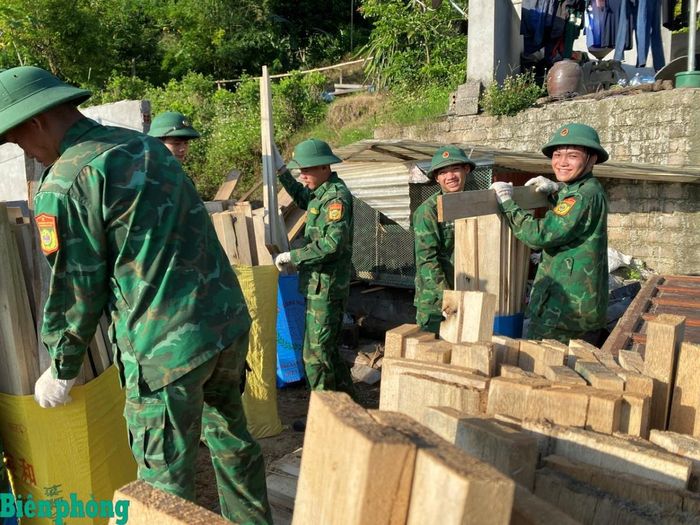 Niềm vui của cán bộ, chiến sĩ Trung tâm Huấn luyện - Cơ động Tây Bắc trong quá trình hỗ trợ người dân di dời, dựng lại nhà ở tại khu tái định cư mới. Ảnh: Nghĩa Hà