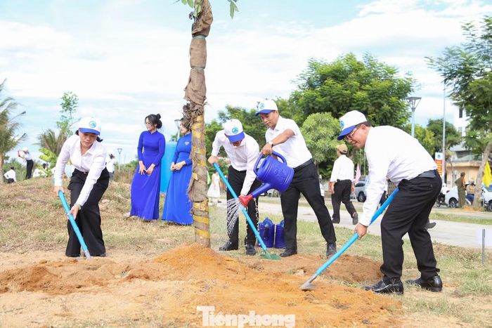 Trồng 115 cây xanh dọc tuyến đường Thăng Long.