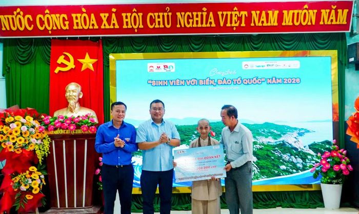 Trao tặng căn nhà đại đoàn kết cho gia đình chính sách trên xã đảo Nhơn Châu.