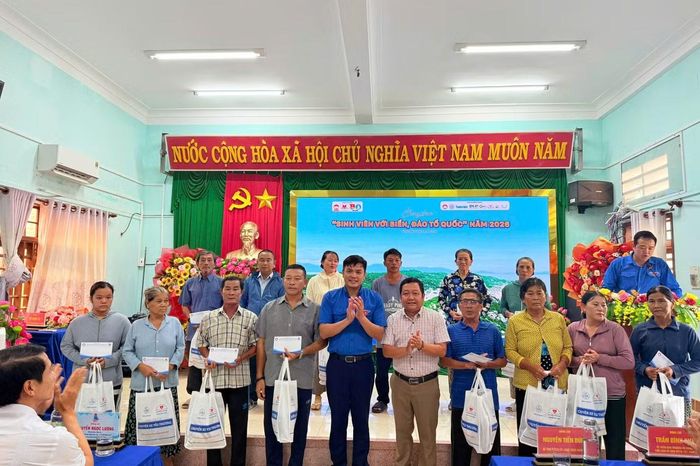 Những phần quà được trao tặng đến người dân xã đảo Nhơn Châu.
