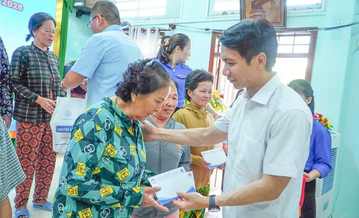 Ông Nguyễn Ngọc Lương - Phó Bí thư Tỉnh ủy, Chủ tịch Ủy ban MTTQ Việt Nam tỉnh Gia Lai tặng quà người dân.
