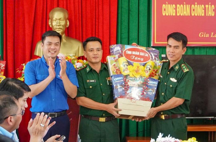 Trao quà cho cán bộ, chiến sĩ Đồn Biên phòng Nhơn Châu.