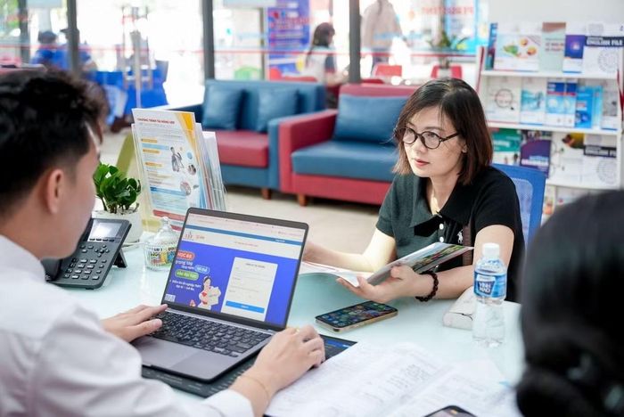 Nhiều gia đình lựa chọn đến trường trực tiếp để được tư vấn chi tiết