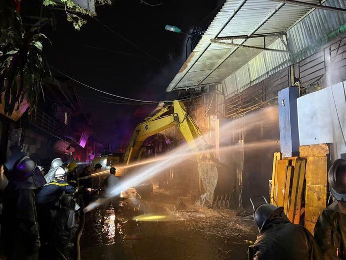 Lực lượng chữa cháy làm nhiệm vụ tại hiện trường.