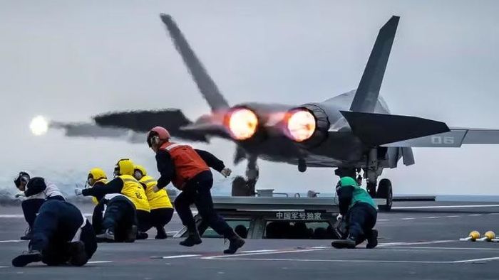 Tiêm kích J-35 cất cánh từ siêu tàu sân bay Phúc Kiến của Trung Quốc. Ảnh: China Military.