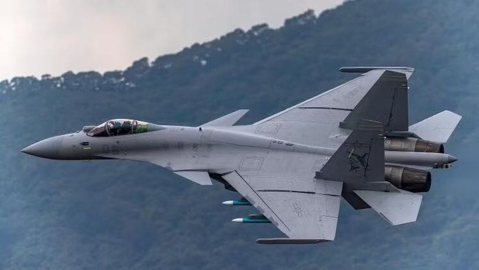 J-15T là tiêm kích thế hệ 4+ chuyên về ưu thế trên không, sở hữu radar công suất lớn hơn, tầm hoạt động xa hơn và khả năng mang tải trọng vũ khí vượt trội. Ảnh: China Military.