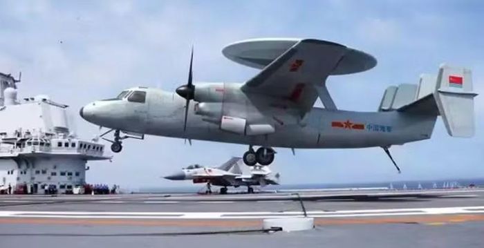 Máy bay cảnh động sớm và chỉ huy trên không KJ-600 và tiêm kích J-15 trên boong tàu sân bay Phúc Kiến. Ảnh: Sohu.