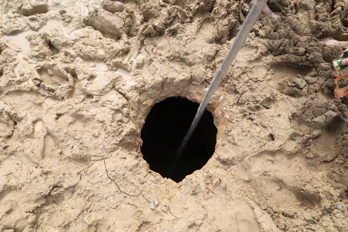 Người dân đã mau chóng báo chính quyền xã để có phương án xử lý. Qua quan sát ban đầu miệng hố rộng khoảng 50-55 cm nằm ngay chính giữa ruộng của nhà ông Thắm.