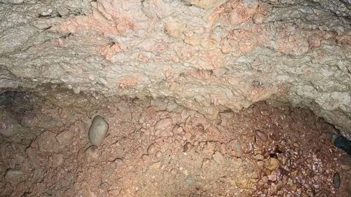 Theo các nghiên cứu địa chất, đá vôi ở Đông Bắc Việt Nam bị hòa tan mạnh dưới tác động của nước mưa và nước ngầm, tạo nên mạng lưới hang động, khe nứt và các khoang rỗng dưới bề mặt. Đây cũng là điều kiện thuận lợi để xuất hiện các hiện tượng sụt lún hoặc hố sụt cục bộ khi lớp phủ phía trên mất ổn định.
