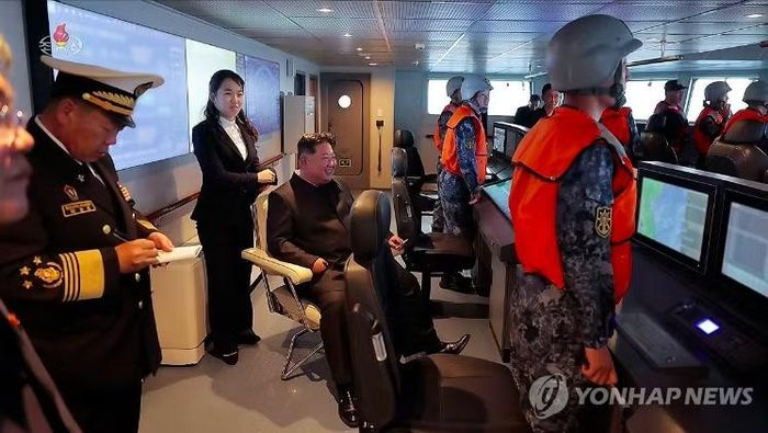 Ông Kim Jong Un và con gái kiểm tra trên tàu. (Ảnh: KCNA)