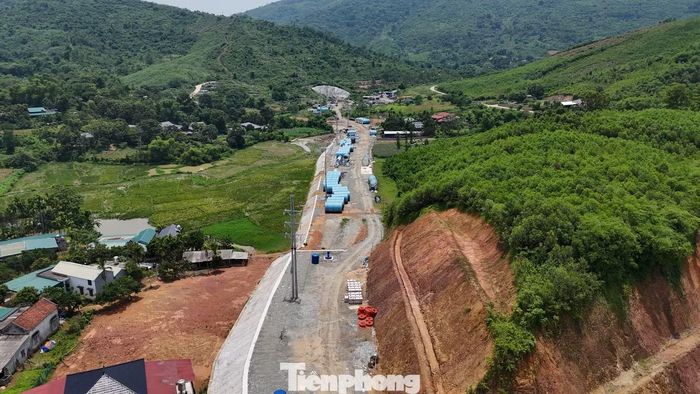 Việc dẫn nước trực tiếp giúp nâng cao khả năng kiểm soát chất lượng nguồn nước. Hồ Đầm Bài, hiện được sử dụng như hồ lắng, sẽ chuyển sang vai trò hồ dự phòng phục vụ công tác bảo dưỡng hoặc xử lý sự cố tại công trình nguồn.