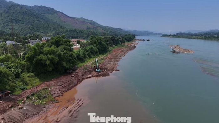Đơn vị thi công đang hạ đặt các tuyến ống lấy nước dưới lòng sông Đà.