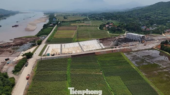 Theo Viwasupco, các hạng mục tuyến ống và nhà máy xử lý đã cơ bản hoàn tất. Hiện đơn vị đang tập trung thi công công trình nguồn lấy nước thô trực tiếp từ sông Đà, dự kiến hoàn tất vào ngày 30/6.