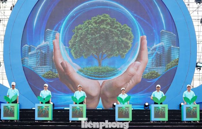 Nghi thức phát động phong trào “Toàn dân chung tay bảo vệ môi trường, vì một Việt Nam xanh - sạch - đẹp” trên phạm vi toàn quốc. Phong trào được kỳ vọng trở thành chiến dịch dài hạn nhằm thúc đẩy thay đổi hành vi trong cộng đồng, từ phân loại rác tại nguồn, giảm rác thải nhựa tới gìn giữ cảnh quan biển và hệ sinh thái ven biển.