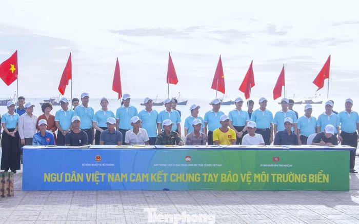 Nhân dịp này, ban tổ chức đã trao tặng bà con nông dân, ngư dân và học sinh tỉnh Nghệ An 1.000 lá cờ, 100 bồn nước ngọt, 25 xe đạp, 5 máy lọc nước và 500 đèn pin năng lượng chống bão.