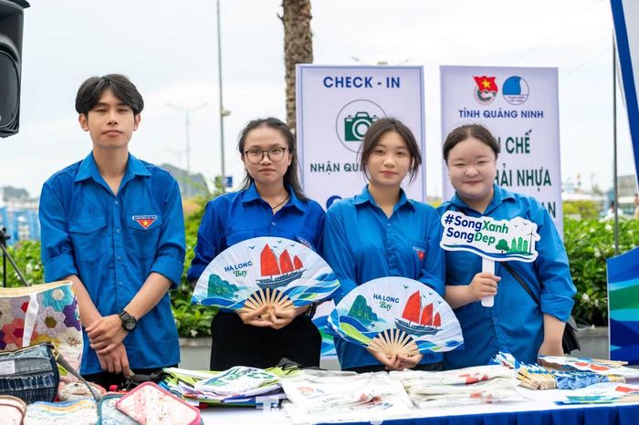 Tại chương trình, đông đảo đoàn viên, thanh niên, nhân dân và du khách tham gia các hoạt động trải nghiệm, check-in, ký cam kết “Chung tay giữ gìn Di sản Vịnh Hạ Long”.