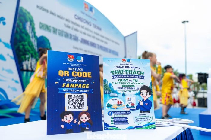 Đồng giới thiệu, qua ứng dụng công nghệ số, các bạn trẻ quảng bá tới khách du lịch giá trị Di sản thiên nhiên thế giới Vịnh Hạ Long và trao tặng các sản phẩm, vật phẩm thân thiện với môi trường.