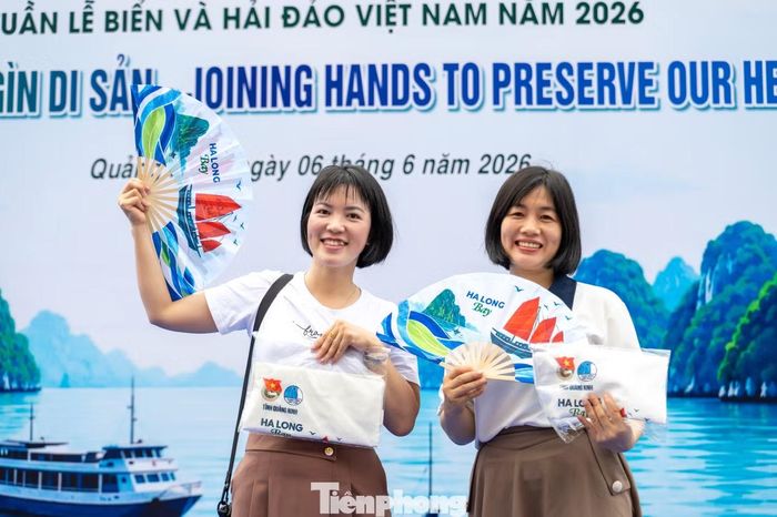 Chị Nguyễn Thùy Dương, khách du lịch đến từ Hà Nội, cho biết cảm thấy rất bất ngờ với hoạt động sáng tạo của các bạn trẻ Quảng Ninh trong việc tuyên truyền, cổ động người dân tham gia bảo vệ môi trường, đặc biệt là môi trường di sản. "Phần quà rất thiết thực và ý nghĩa, tôi sẽ tặng cho con nhỏ ở nhà và giáo dục các bạn về ý nghĩa của việc bảo vệ môi trường", chị Dương chia sẻ.