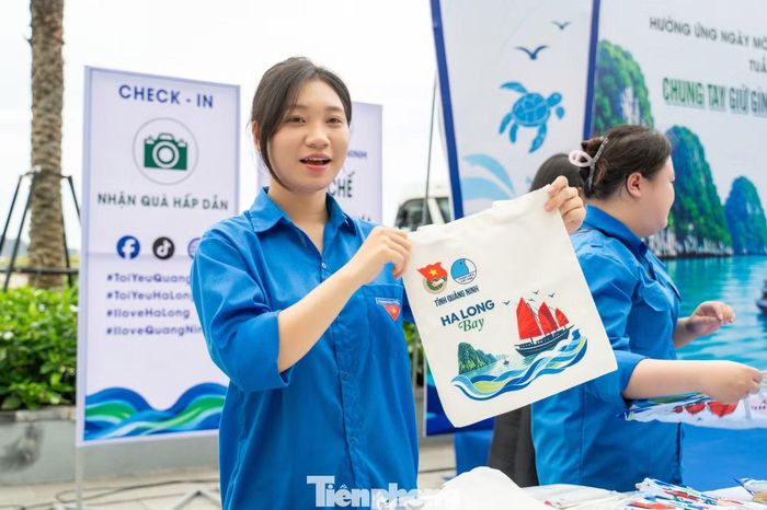 "Đây là lần đầu tiên em tham gia chương trình, em rất vui và cảm thấy hoạt động này rất ý nghĩa cho thế hệ trẻ chúng em. Em sẽ cố gắng tuyên truyền tới người thân trong gia đình, bạn bè sử dụng các vật liệu thân thiện với môi trường để chung tay bảo vệ môi trường sống, môi trường biển", bạn đoàn viên thuộc Trường Đại học Hạ Long chia sẻ.