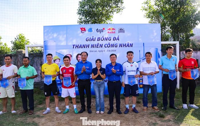 Ban tổ chức tặng cờ lưu niệm cho các đội bóng tham gia giải. Ảnh: Trương Định
