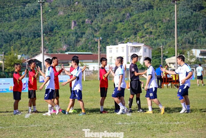 Các đội bóng sẵn sàng bước vào tranh tài. Ảnh: Trương Định